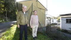 Los vecinos Horacio Prez y Paco Mouriz, frente al local de la asociacin.