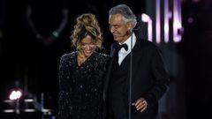 Karol G y Andrea Bocelli en la actuación en el Vaticano