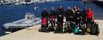 Equipo de buceadores que se sumergen estos d�as en Viveiro para hallar restos de la Expedici�n C�ntabra.