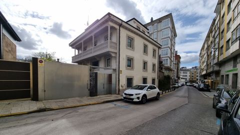 Edificio de tres plantas en el Carril dos Loureiros