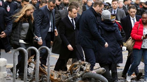 Macron comprob los daos ocasionados en el Arco del Triunfo y en la avenida Kleber