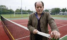 Luciano Calvo mont� campos de f�tbol y de tenis alrededor de la f�brica de conservas.