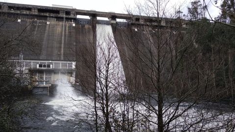 La joven se precipit� desde lo alto de la presa y cay� en un espacio sin agua (la imagen es de archivo)