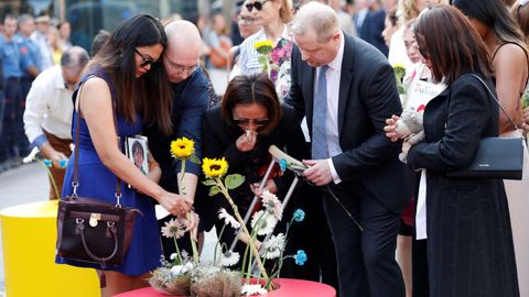 Ofrenda floral en el mosaico de Joan Mir de La Rambla de Barcelona.