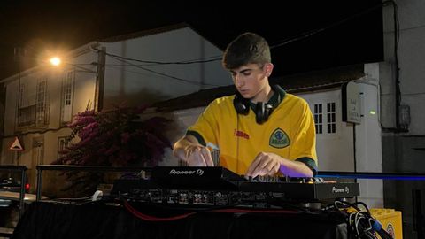 DJ P�riz pinchando en los carnavales de Fornelos (O Rosal) este a�o.