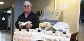 Jos� Manuel Magari�os, en su puesto de Montecelo, donde adem�s de vender ejerce de aut�ntico servicio de informaci�n. 