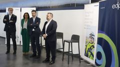 Encuentro en el �centro de multiactividades� de Chav�n. Acudieron representantes de Xunta y Concello, adem�s del presidente de la Asociaci�n Empresarial E�lica, Juan Virgilio M�rquez (izquierda), la directora de Sostenibilidad de EDP, Mar�a Casares; y ejecutivos de la multinacional Vestas
