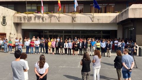 Minuto de silencio en el ayuntamiento de Vigo en condena por el triple crimen machista de Valga. 