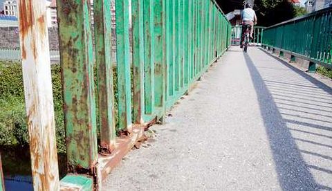 El deterioro de las barandillas de la pasarela del r�o Sar es evidente y cada d�a va a m�s. 