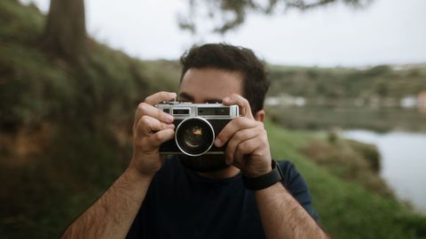 Una persona realiza una foto con una c�mara anal�gica, con carrete