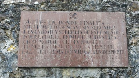 Una elaborda dedicatoria en un cementerio de Ribadesella.