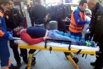 El herido tuvo que ser trasladado al hospital por los servicios sanitarios en una ambulancia. 