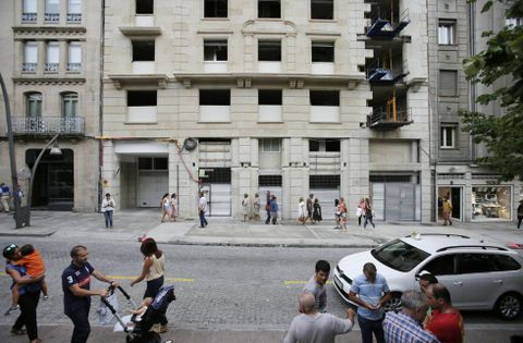 El paso por la acera del parque de San Lázaro se ha liberado tras la retirada del andamio. 
