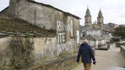  CASA TORRE  COMPLETAMENTE ABANDONADA ADOSADA A LA MURALLA JUNTO A LA PUERTA DE PORTA MI�A
EDIFICIO, RUINA