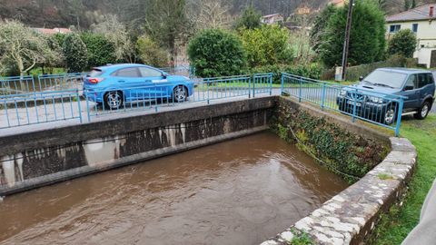 El r�o das Mestas, a su paso por el puente nuevo, en O Porto do Cabo