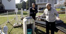 Docobo (derecha) muestra la estaci�n manual del observatorio; la autom�tica est� detr�s.