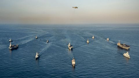 Imagen area de las fuerzas navales de EE.UU., Italia y Francia y sus buques de apoyo y escolta