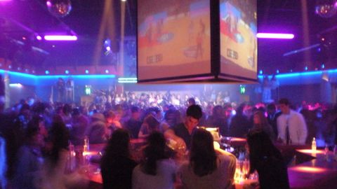 Baile en la pista y deporte en las pantallas en la discoteca Ink, en Nar�n