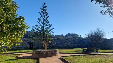 Zona ajardinada del primer recinto del pazo de Quintns, en Sanxenxo