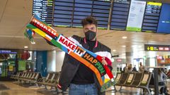 Blas Cant�, representante de Espa�a en Eurovisi�n 2021, posa en el aeropuerto antes de su viaje a Rotterdam.