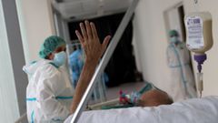 Un paciente se despide tras 50 d�as en la uci del hospital Infanta Sof�a de Madrid