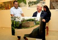El edil �scar Rey entrega al diputado provincial Perfecto V�zquez la obra ganadora.