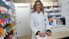 Marta Viguera, posando en el mostrador de la farmacia que regenta desde 1998 en Mera.