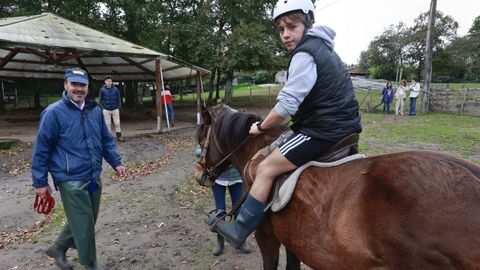 La escuela tiene caballos y cabras, de los que cuidan los alumnos