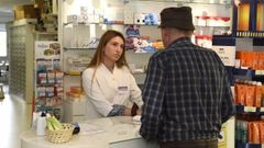 Una farmacutica atiende a un cliente en una botica de Laln, en una imagen de archivo.