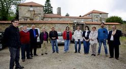 Hosteleros y directivos de Neria con el alcalde de Zas en las Torres de O Allo.