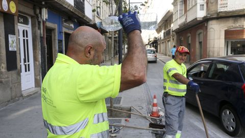 Un trabajador se refresca en Ferrol en una jornada de altas temperaturas. 