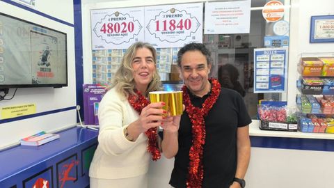 Maggie Madera y Javier Fueyo celebran los tercer y cuarto premio de la Lotera de Navidad