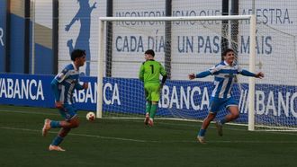 Lucas Castro celebra su gol con el Deportivo juvenil ante el Sporting Hortaleza