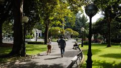 Varios peatones en los Jardines de M�ndez N��ez, en una imagen de archivo.