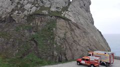Acantilado por el que tuvieron que descolgarse 40 metros los Bomberos del Eume para rescatar a un hombre de 30 a�os
