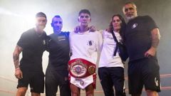 Angello V�zquez (en el centro) luce su cintur�n de campe�n gallego.