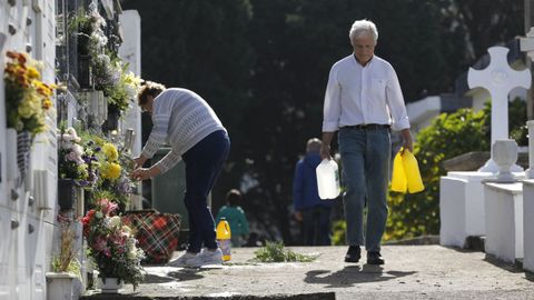 Familias aprovecharon la jornada del mircoles, previa a Todos los Santos, para limpiar y decorar con flores las tumbas del cementerio municipal de Altamira, en Viveiro