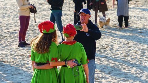 Chapuz�n para despedir el a�o en la playa de Silgar, en Sanxenxo