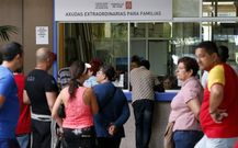 El cheque social provoca colas enormes en la lonja municipal. 