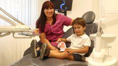 Nuria con su hijo Ra�l.�Tambi�n es delegada en Pontevedra de la asociaci�n Madres Solteras por Elecci�n y reivindica el papel de las familias monoparentales en la sociedad.