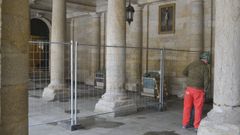 El acceso principal al pazo de Raxoi qued� vallado ayer .