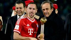 Ribery recibe de Platini el premio al mejor jugador del Mundial de Clubes