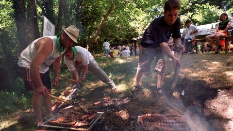 FESTIVAL RIO CASTRO EN NARAHIO ROMERIA CHURRASCADA AL AIRE LIBRE CHURRASCO A LA BRASA EN 1999.