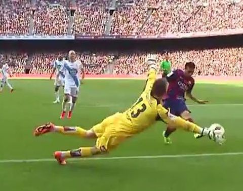 <span lang= es-es >Barcelona-Deportivo (2-2) </span>Doble ocasin del Bara. Messi chuta raso y Fabricio rechaza, donde aparece Pedro, que de nuevo se topa con el meta.