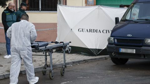 Un trabajador funerario en el lugar donde se encontraron los cuerpos de los tres hermanos en la vivienda de Morata de Tajua