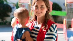 Una de las voluntarias de Cruz Roja con un ni�o del programa