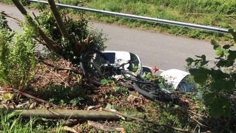 Punto de la Senda del Oso en el que cay el ciclista, con la bici an entre los matorrales