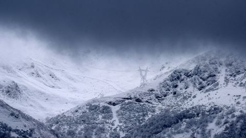 Una torreta elctrica en medio de una intensa nevada