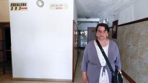 Juana Dom�nguez, en el portal de Celso Emilio Ferreiro en el que vive