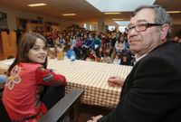 Ana Oca y Juan Bautista Mato, ayer por la tarde, en la abarrotada biblioteca de Ponteceso. 